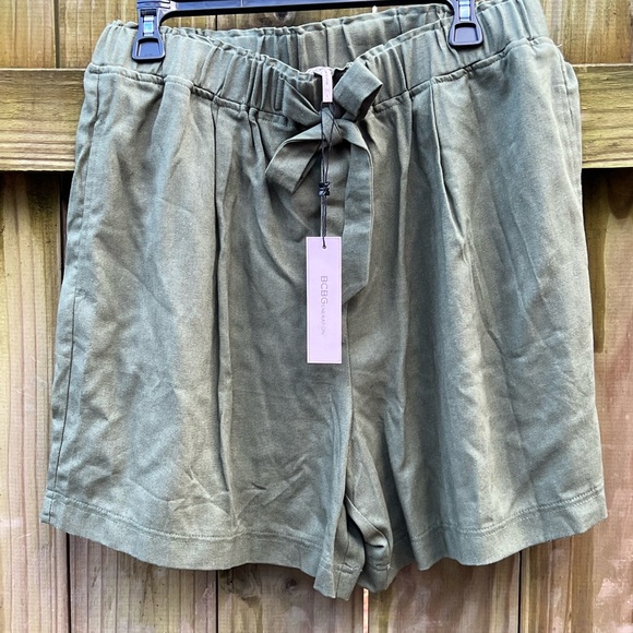 NWT BCBGeneration Belted Pull On Shorts with pockets size Large - Picture 2 of 10